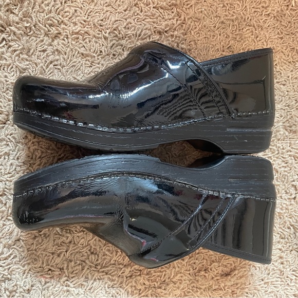 Dansko Pro 40 Black Glossy Leather Clogs Professional Shoes Nursing Slip On EUC - Picture 9 of 11